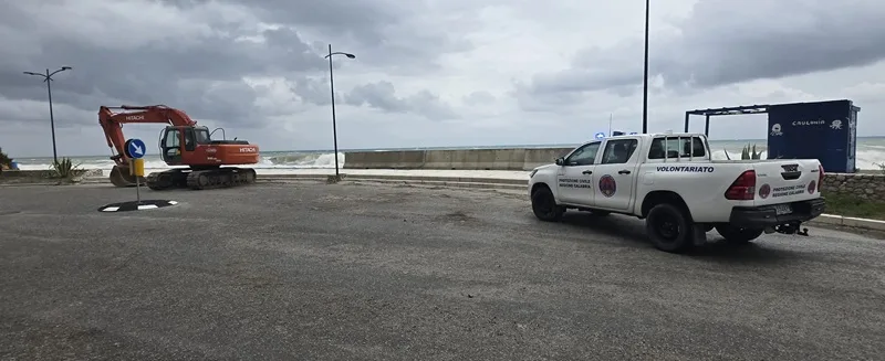 Il Comune di Caulonia cerca di difendere il lungomare dalla mareggiata