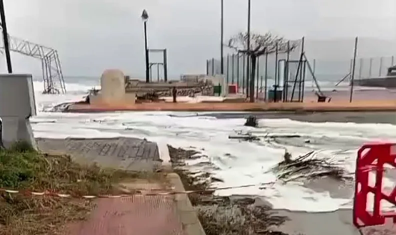 Caulonia, il mare a tratti invade la strada – video