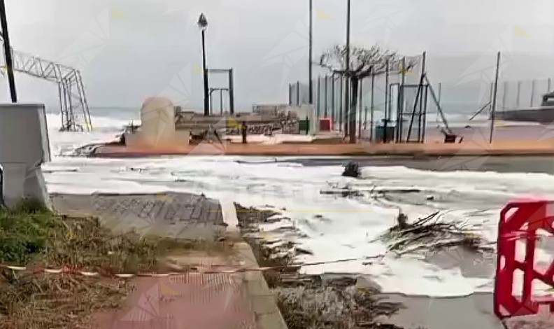 Caulonia, il mare a tratti invade la strada – video