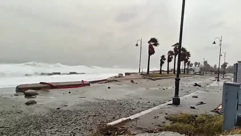 Sindaco di Caulonia: “Lungomare minacciato, onde alte 6 metri. Attendiamo le autobotti per Caulonia centro e Candidati”