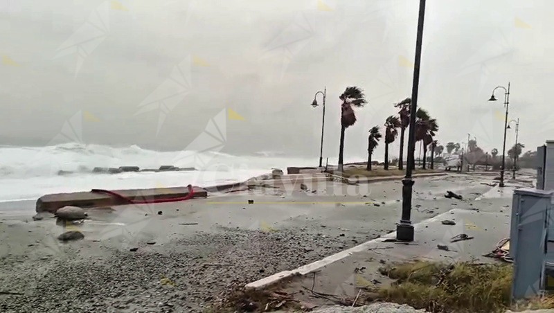 Sindaco di Caulonia: “Lungomare minacciato, onde alte 6 metri. Attendiamo le autobotti per Caulonia centro e Candidati”
