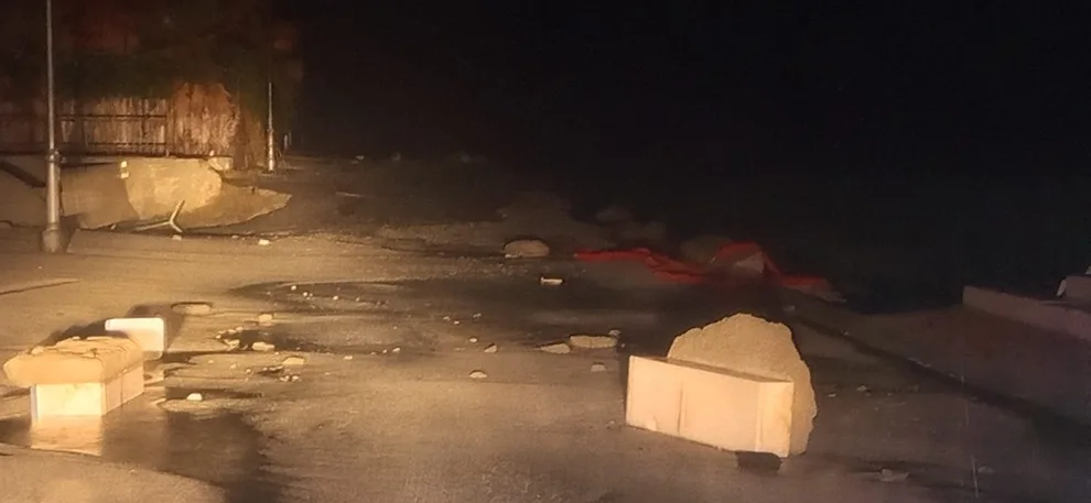 Danneggiato il lungomare di Caulonia. Mare in strada. La violenza delle onde raggiungerà l’apice intorno alla mezzanotte