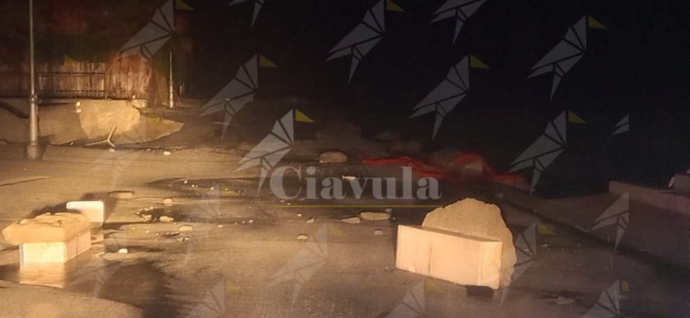 Danneggiato il lungomare di Caulonia. Mare in strada. La violenza delle onde raggiungerà l’apice intorno alla mezzanotte