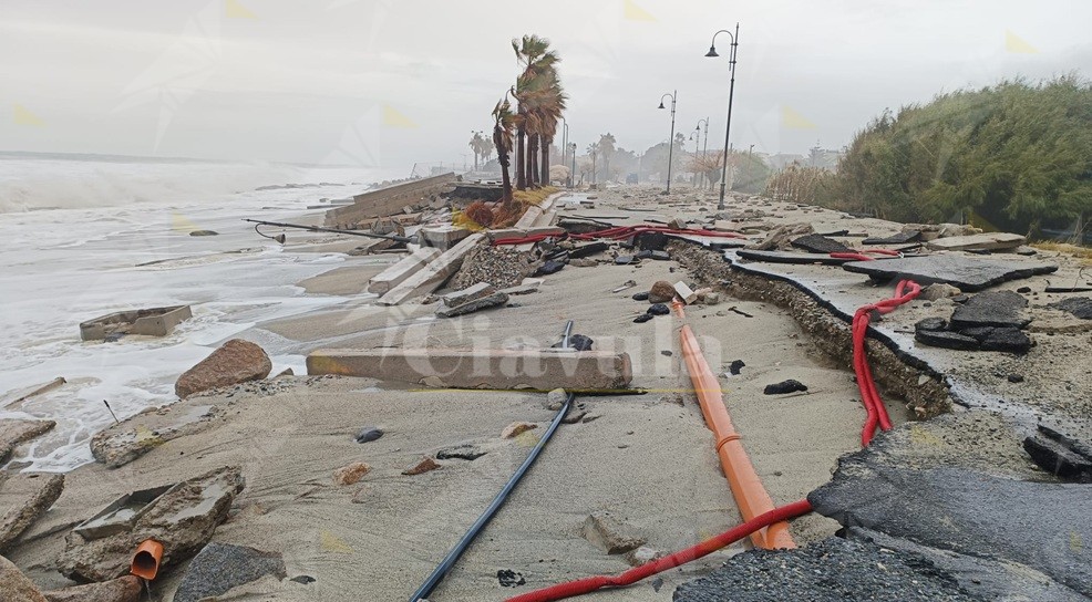 Devastato il lungomare di Caulonia. Danneggiate anche abitazioni private. Il ciclone Harry ha colpito duramente