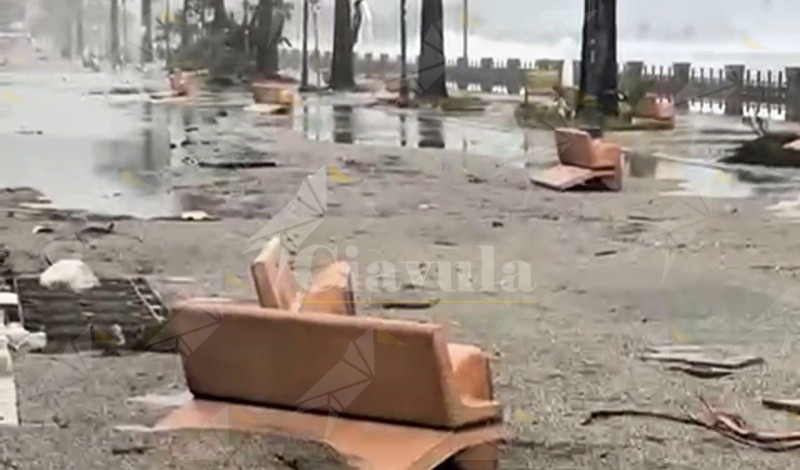 La mareggiata ha colpito duro anche a Marina di Gioiosa. Danni al lungomare – video