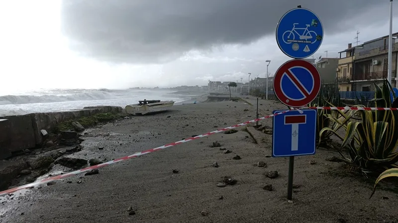 La mareggiata colpisce anche il lungomare di Siderno – VIDEO