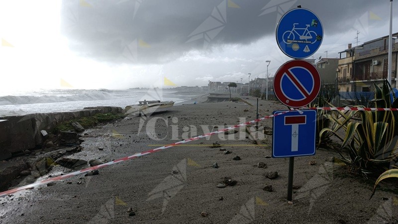 La mareggiata colpisce anche il lungomare di Siderno – VIDEO