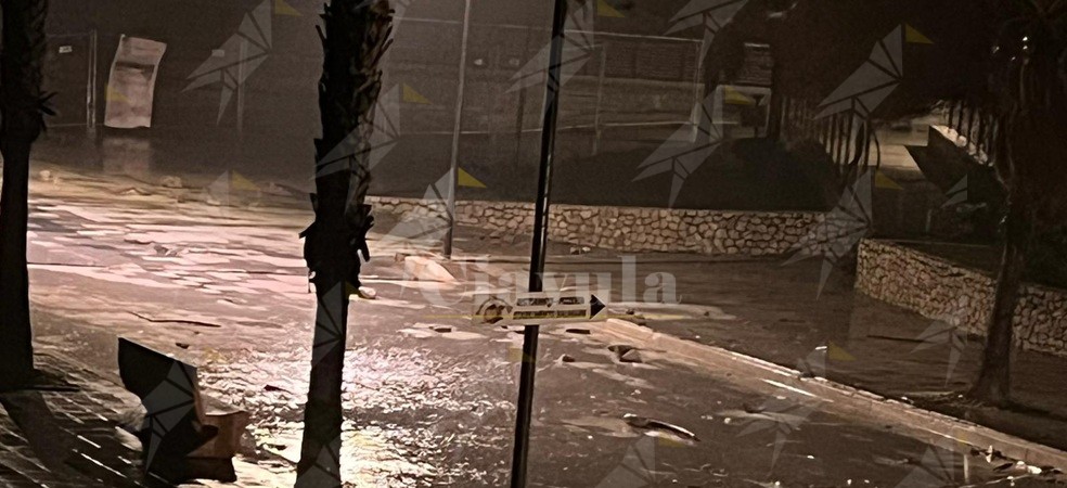 Caulonia, il mare ha cominciato ad invadere la piazzetta dei Bronzi