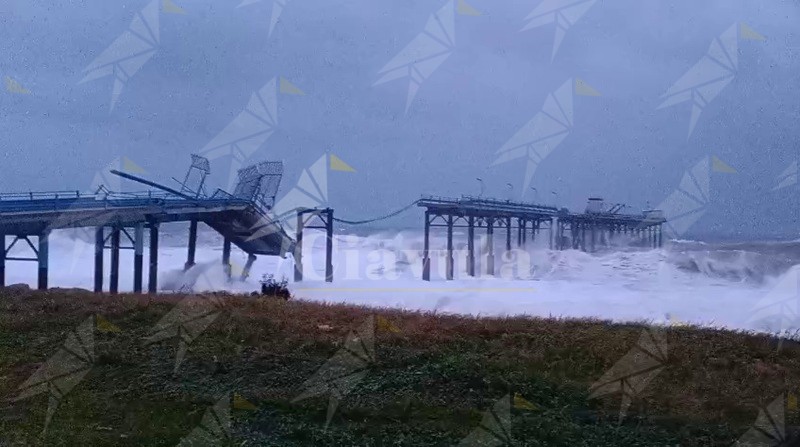 Mareggiata a Siderno. Il momento del crollo del pontile – video