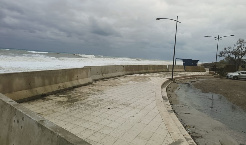 Le onde insidiano il lungomare di Caulonia – 20 gennaio 2026 – video