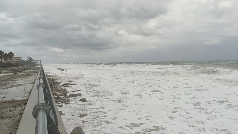 Le foto del lungomare di Caulonia. Nel pomeriggio previsto peggioramento delle condizioni marine