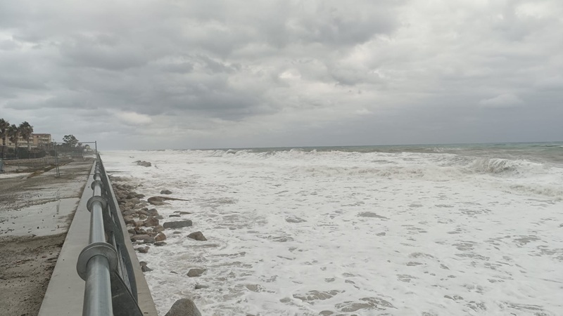 Le foto del lungomare di Caulonia. Nel pomeriggio previsto peggioramento delle condizioni marine