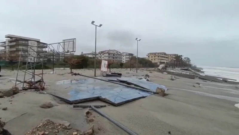 Distrutti i campetti sul lungomare di Caulonia. Innumerevoli danni – il video