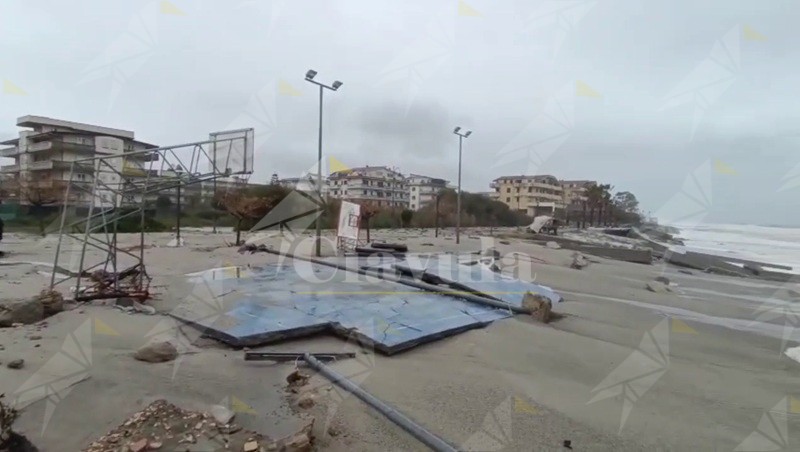Distrutti i campetti sul lungomare di Caulonia. Innumerevoli danni – il video