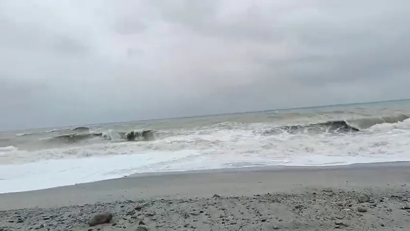 Il video della mareggiata in corso a Caulonia. Mare in peggioramento