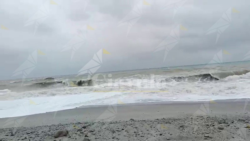 Il video della mareggiata in corso a Caulonia. Mare in peggioramento