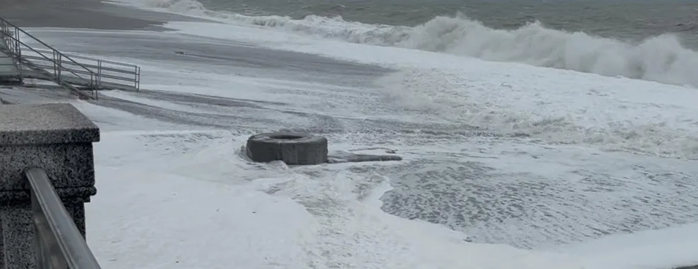 Il comune di Marina di Gioiosa ai residenti sul lungomare: “Dalle 16 massima allerta, non sostate ai piani bassi delle abitazioni e se potete cambiate casa”