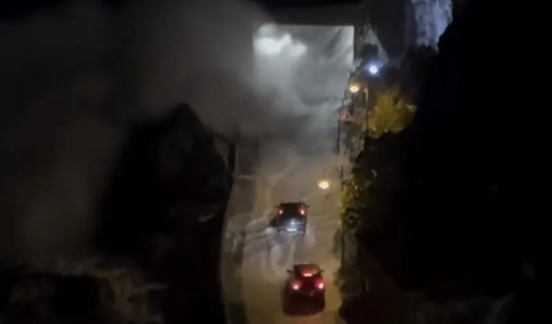 Violenta mareggiata a Scilla, le immagini delle auto tra le onde a Chianalea – VIDEO