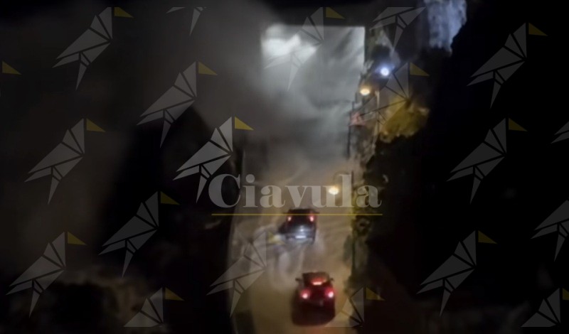 Violenta mareggiata a Scilla, le immagini delle auto tra le onde a Chianalea – VIDEO Violenta mareggiata a Scilla, le immagini delle auto tra le onde a Chianalea – VIDEO