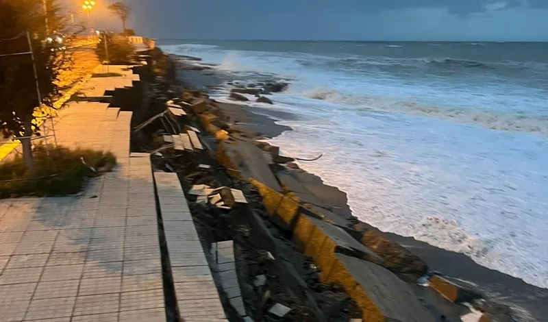 A Melito Porto Salvo il lungomare collassa per l’impeto delle onde. Alberi divelti