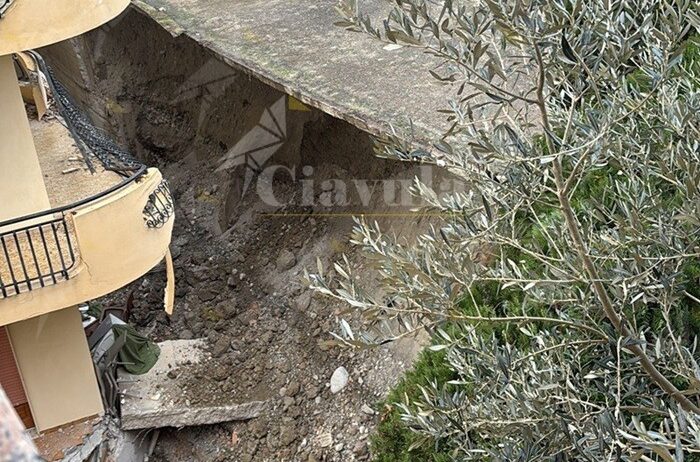 Paura nella notte a Caulonia Marina, crolla un muro in via Torre Paura nella notte a Caulonia Marina, crolla un muro in via Torre