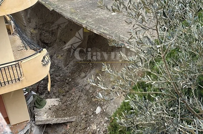 Paura nella notte a Caulonia Marina, crolla un muro in via Torre