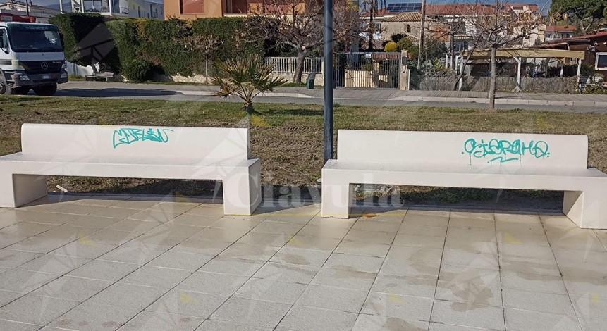Panchine danneggiate sul lungomare di Caulonia, la minoranza: “Gesto inaccettabile, l’Amministrazione attivi misure preventive concrete”