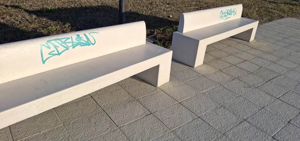 Vandali in azione sul lungomare di Caulonia, panchine danneggiate: la condanna dell’amministrazione comunale