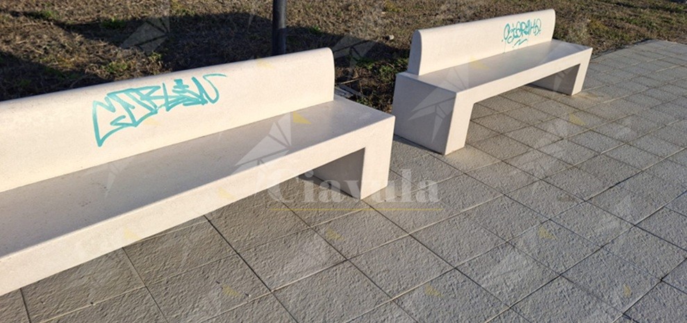 Vandali in azione sul lungomare di Caulonia, panchine danneggiate: la condanna dell’amministrazione comunale