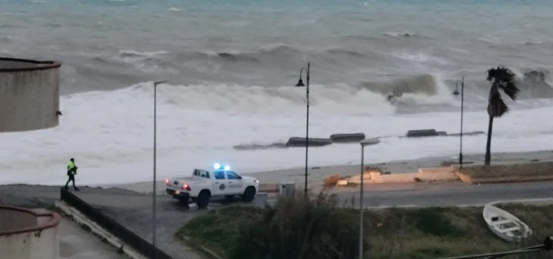 Controlli della Protezione Civile sul lungomare di Caulonia Marina