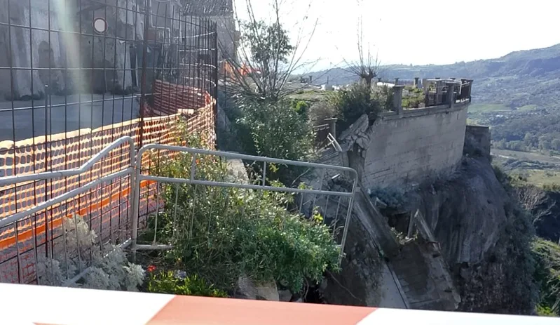Caulonia, crolla un’altra parte di Maietta. Ammendolia: “è tempo di agire!” Caulonia, crolla un’altra parte di Maietta. Ammendolia: “è tempo di agire!”