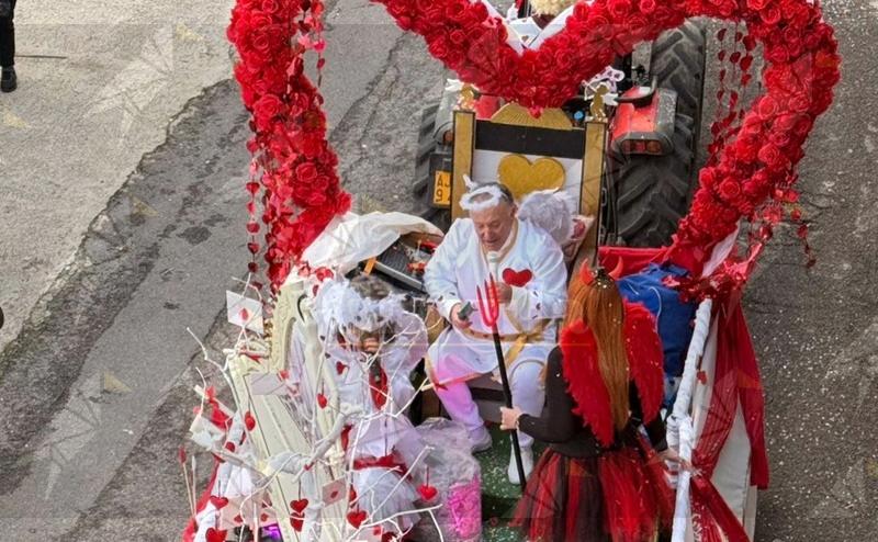 Foto del giorno: il re del carnevale fa breccia nel cuore di Caulonia