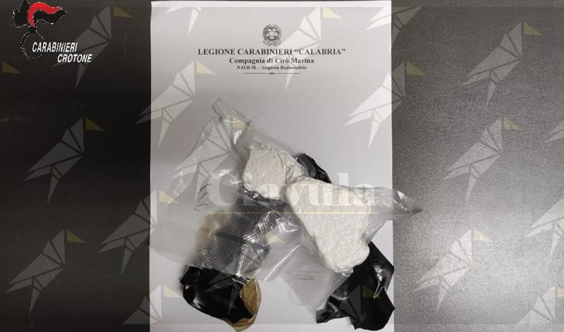 Controlli sulla SS106, imprenditore beccato con un etto di cocaina: scatta l’arresto Controlli sulla SS106, imprenditore beccato con un etto di cocaina: scatta l’arresto