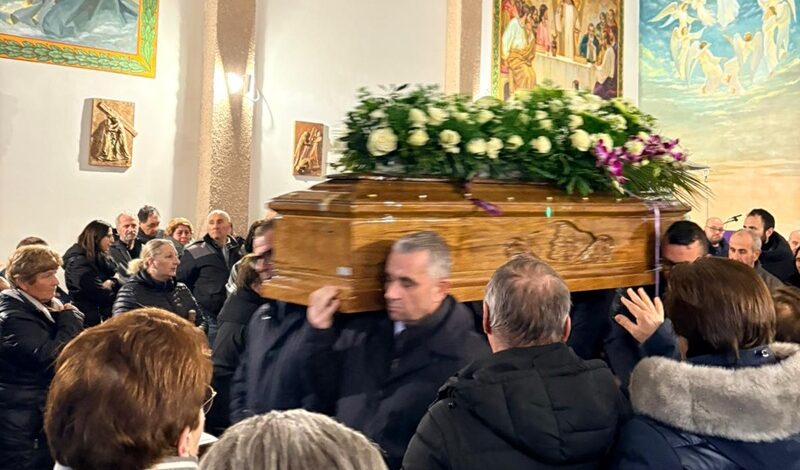 L’addio a Battista Mastroianni, grande commozione ai funerali del brigadiere