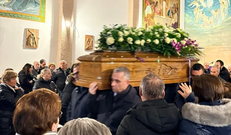 L’addio a Battista Mastroianni, grande commozione ai funerali del brigadiere