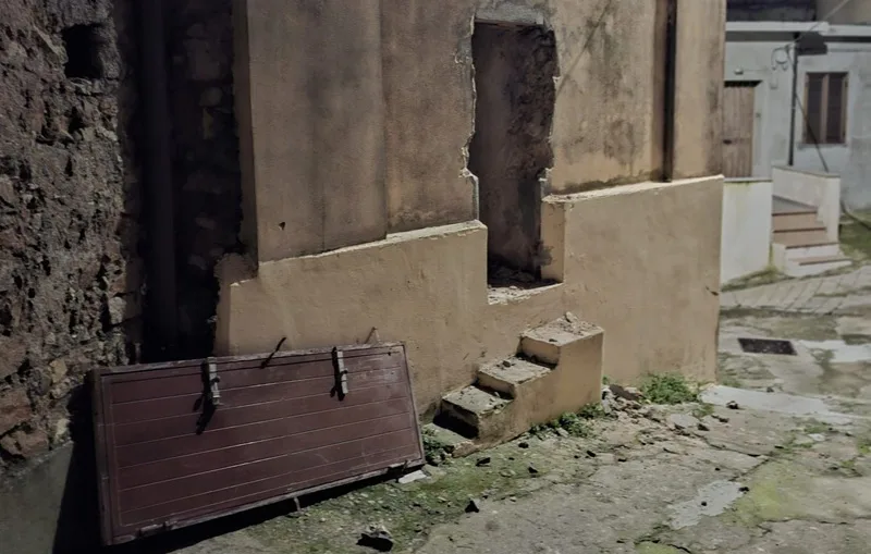 Calabria, tentano il furto in chiesa: bloccati dai Carabinieri dopo la fuga tra le vie del paese – VIDEO