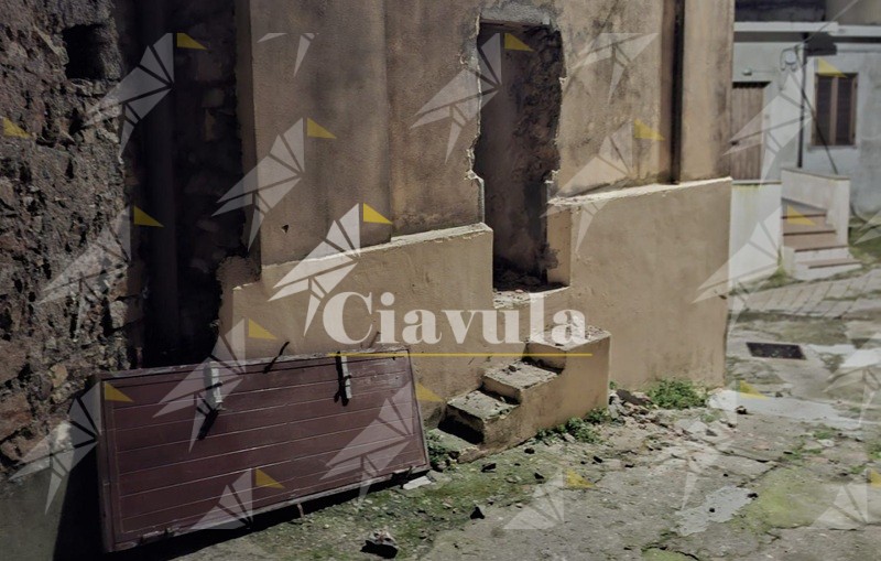 Calabria, tentano il furto in chiesa: bloccati dai Carabinieri dopo la fuga tra le vie del paese – VIDEO