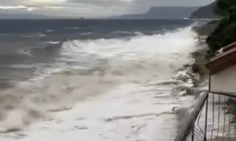 Mareggiata in corso a Villa San Giovanni – VIDEO