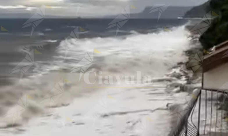 Mareggiata in corso a Villa San Giovanni – VIDEO