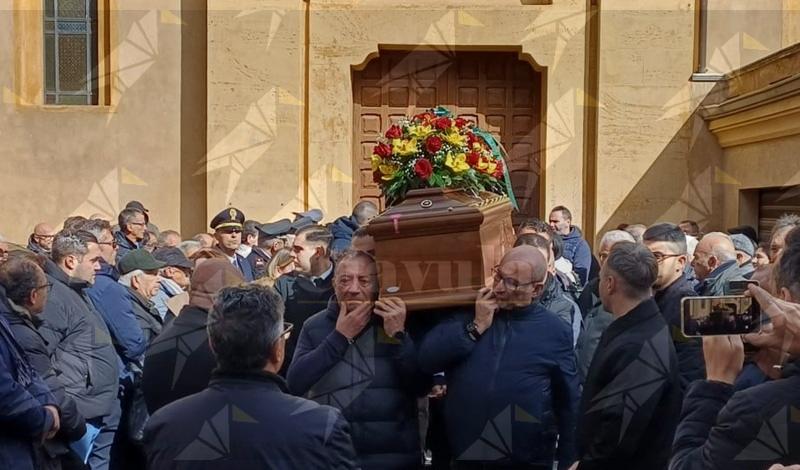 Cinquefrondi dà l’addio a Michele Albanese, giornalista sotto scorta e voce libera della Calabria Cinquefrondi dà l’addio a Michele Albanese, giornalista sotto scorta e voce libera della Calabria