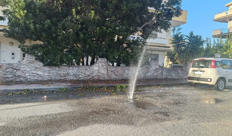 Perdita d’acqua in Via degli Emigrati a Caulonia Marina