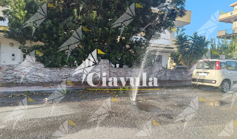 Perdita d’acqua in Via degli Emigrati a Caulonia Marina