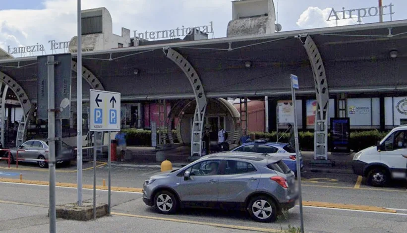Aeroporto di Lamezia, nuove regole per la sosta: da lunedì scatta il limite dei 20 minuti