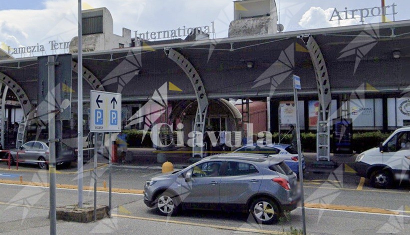 Aeroporto di Lamezia, nuove regole per la sosta: da lunedì scatta il limite dei 20 minuti