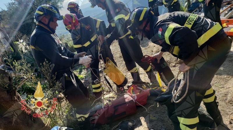 Aggiornamento camion precipitato in un dirupo a Catanzaro: il conducente è stato recuperato e trasferito in ospedale