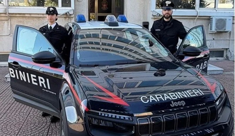 Sorpresa a rubare in un esercizio commerciale aggredisce i carabinieri e tenta la fuga, arrestata