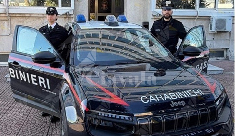 Sorpresa a rubare in un esercizio commerciale aggredisce i carabinieri e tenta la fuga, arrestata