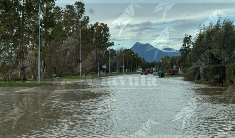 Maltempo in Calabria, esonda di nuovo il fiume Crati: allagati i “Laghi di Sibari”