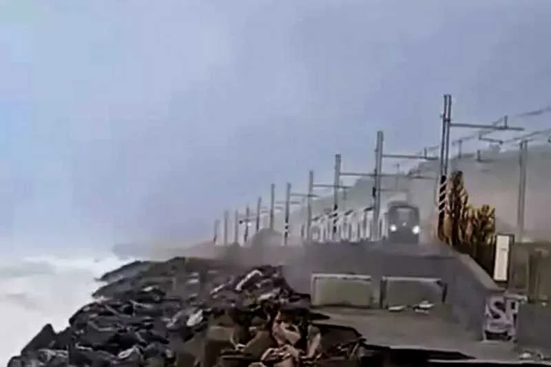 Mareggiata provoca il crollo di una strada a Paola