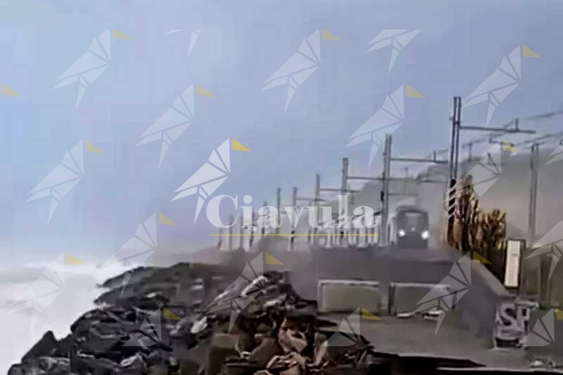 Mareggiata provoca il crollo di una strada a Paola